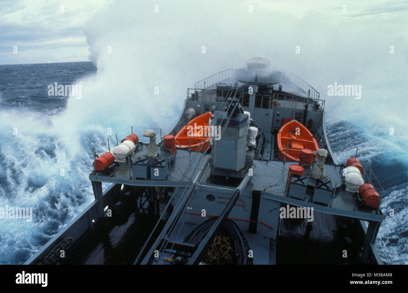 L'antarctique. Navire chilien "Piloto Pardo' traversant le Détroit de Drake. Banque D'Images