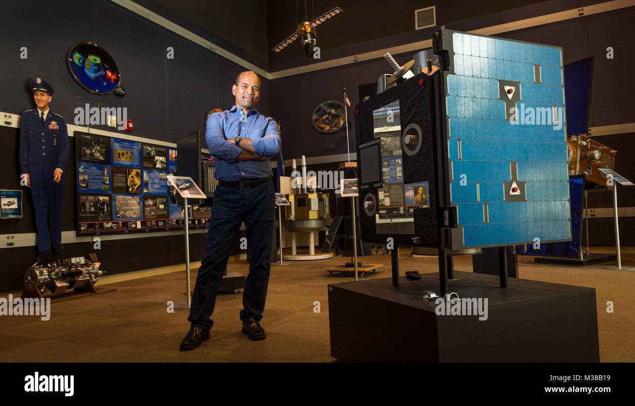 Le Dr Wellesley Pereira, agent de recherche scientifique en physique avec l'Air Force Research Lab (AFRL) Direction des véhicules spatiaux à Kirtland Air Force Base, N.M. se trouve dans le musée de la recherche Phillips Site nommé pour l'Air Force Le général Samuel Phillips, sur la gauche, qui a servi comme directeur de l'NASAÕs atterrissage lunaire Apollo programme habité de 1964 à 1969. (U.S. Air Force photo/J.M. Eddins Jr.) 20170810-F-LW859-003 par AirmanMagazine Banque D'Images