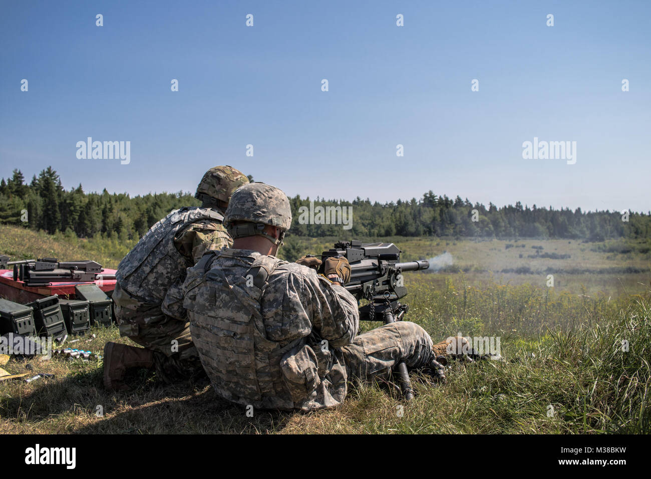 Des soldats dans la 251st compagnie du Génie (le Sapeur) de la Garde nationale de l'Armée du Maine formé à la Base des Forces canadiennes Gagetown, Nouveau-Brunswick, Canada ce mois d'août en formation sur les différents systèmes d'armes, dans divers champs de tir, la pratique de leur mobilité et countermobility tactiques, ainsi que de travailler avec avec détachement 1, l'entreprise C, 3e bataillon du 142e Régiment d'aviation sur l'insertion et de prise en charge de la tactique. Cet effort fait partie de l'unité de formation annuel cette année. Maine (photo de Garde Nationale d'armée par la CPS. Jarod Dye) 170814-Z-RD516-0558 par Maine Army National Guard Banque D'Images