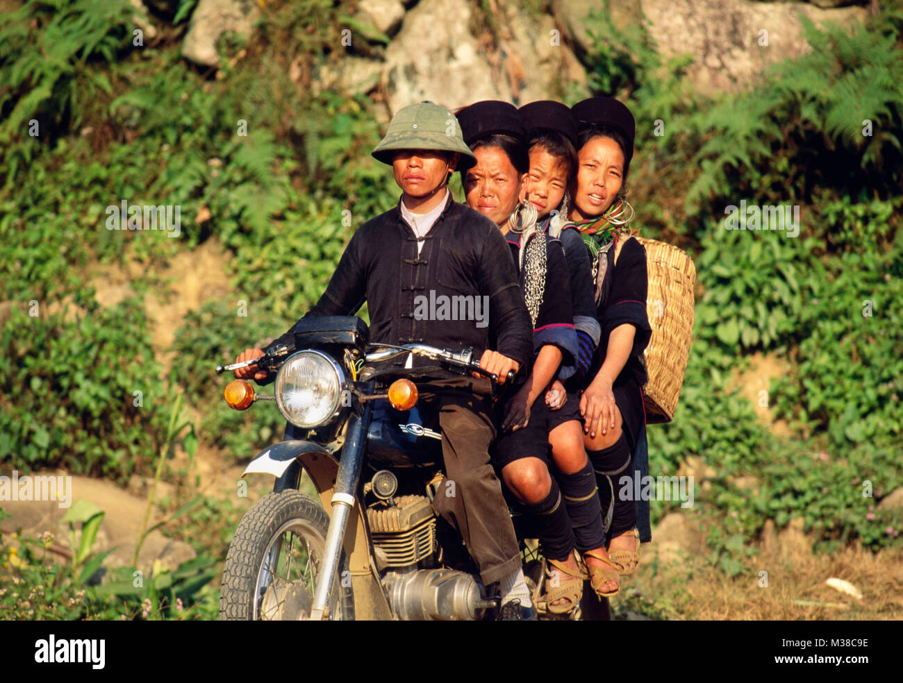 Le Vietnam. Sapa. L'homme et de la femme de hilltribe Hmong noir sur motorbicycle russe ancien modèle (Minsk). Banque D'Images