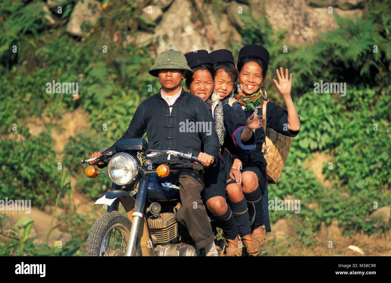 Le Vietnam. Sapa. L'homme et de la femme de hilltribe Hmong noir sur motorbicycle russe ancien modèle (Minsk). Banque D'Images