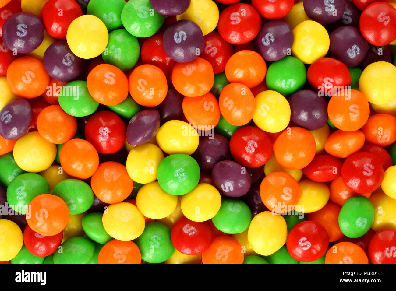 Kiev, Ukraine - le 22 septembre 2017 : les bonbons aux fruits multicolores quilles arrière-plan. Skittles est une marque de bonbons à saveur de fruits, actuellement produite Banque D'Images