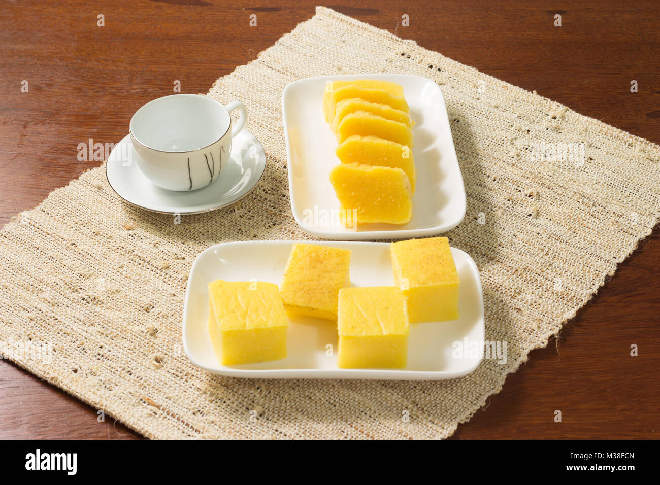 Pamonha, canjica/curau tradicional cuisine brésilienne. Delicius et savoureux. L'alimentation de rue bon marché, de manger dans le petit-déjeuner ou goûter. faite avec le maïs Banque D'Images