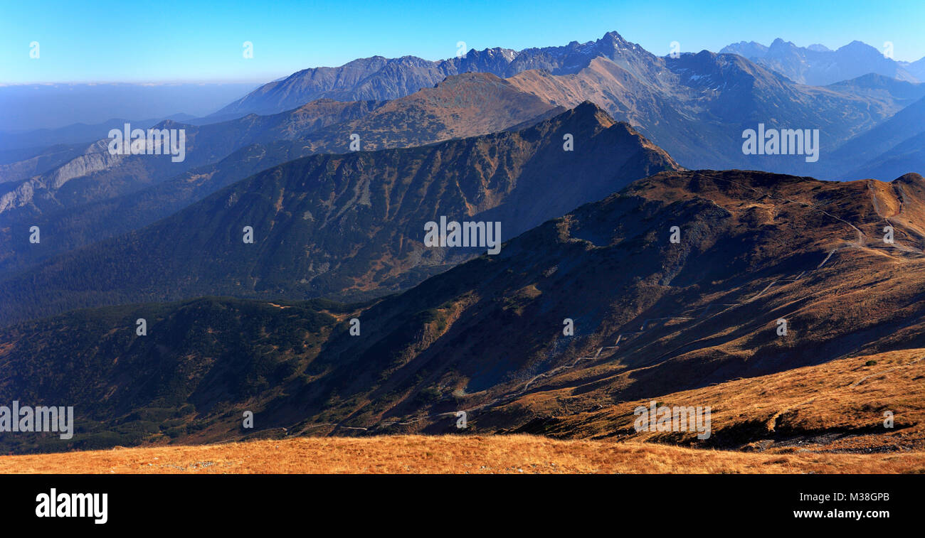 La Pologne, Tatras, Zakopane - passer sous Kopa Kondracka, Goryczkowa Czuba, Zolta Turnia, Swinica et Walentkowy avec pics Wierch Zdiar dans Banque D'Images