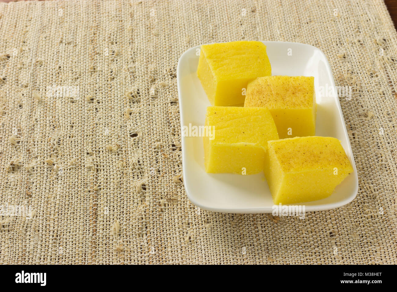 Pamonha, canjica/curau tradicional cuisine brésilienne. Delicius et savoureux. L'alimentation de rue bon marché, de manger dans le petit-déjeuner ou goûter. faite avec le maïs Banque D'Images