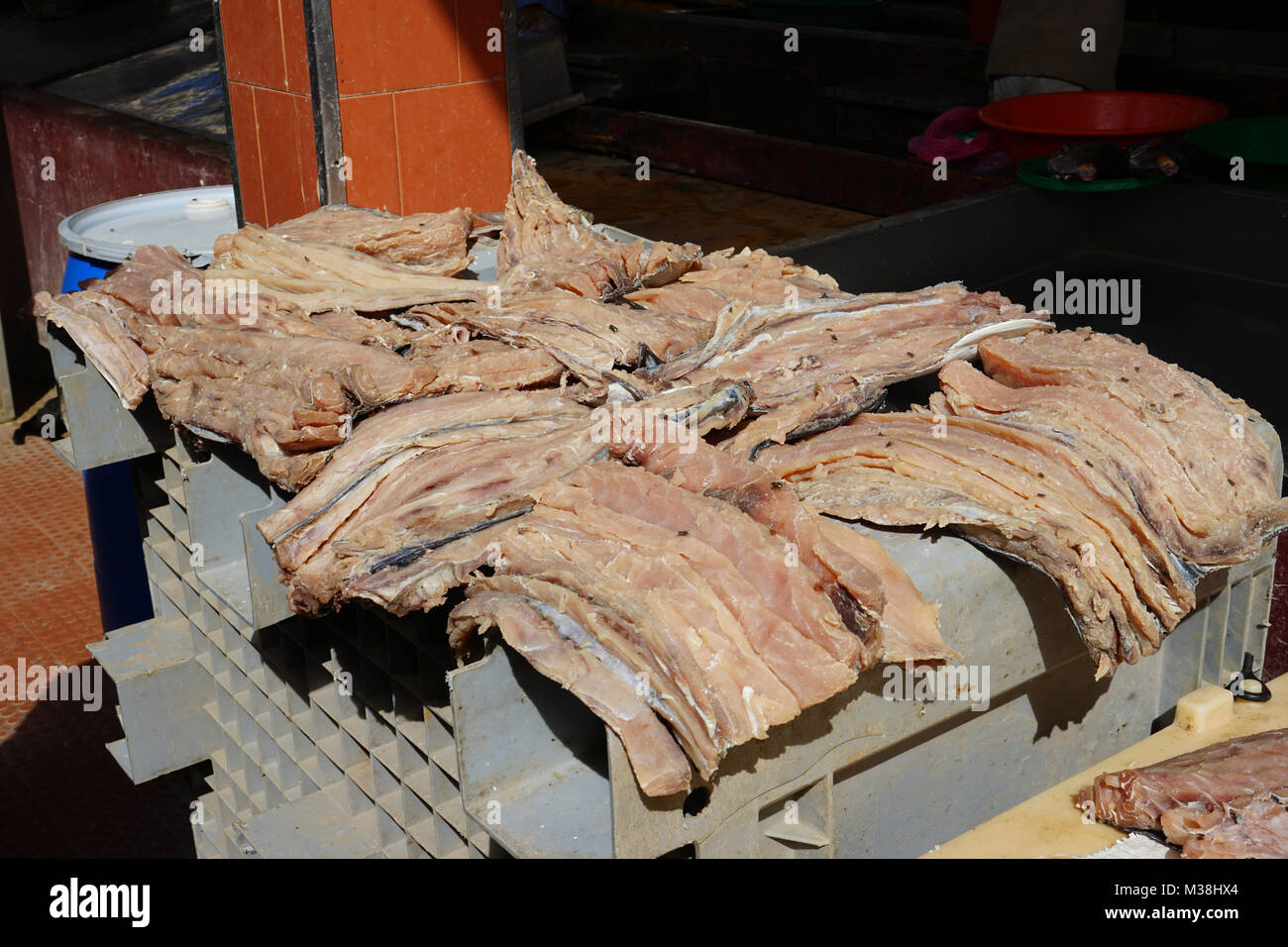 Filets de poissons laissés à sécher au soleil, le marché aux poissons de Mindelo, Cap Vert Banque D'Images
