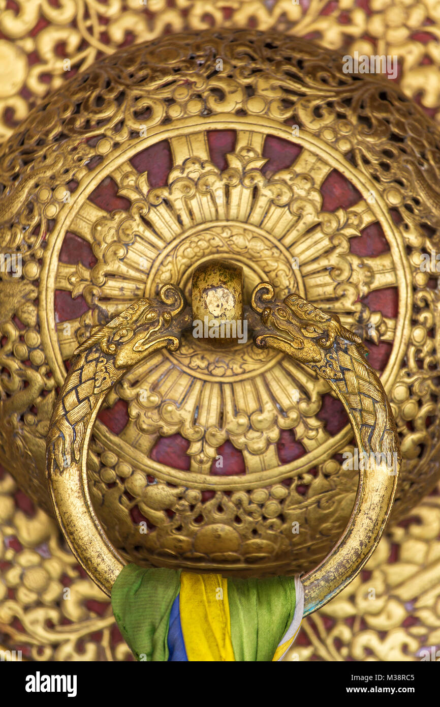 Belle poignée de porte d'or dans le monastère de Rumtek à Gangtok, Inde. Détail de l'architecture close-up Banque D'Images