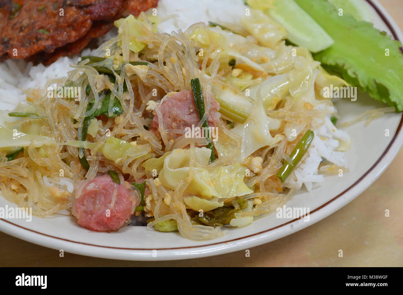 Gateau De Poisson Frit Et Saute De Nouilles De Verre Avec Du Porc Sur Le Riz Photo Stock Alamy