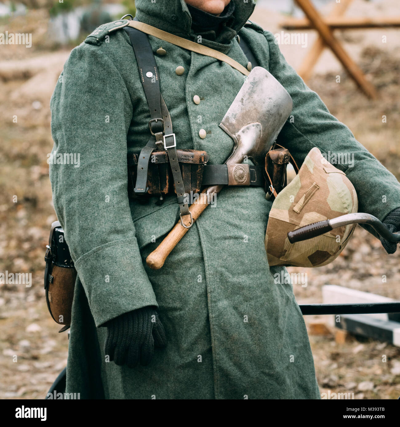 L'uniforme et une partie de l'équipement sont un sapeur de l'omoplate, une  sangle de déchargement, un casque et une fiole d'un soldat de l'époque de  la Seconde Guerre mondiale Photo Stock -