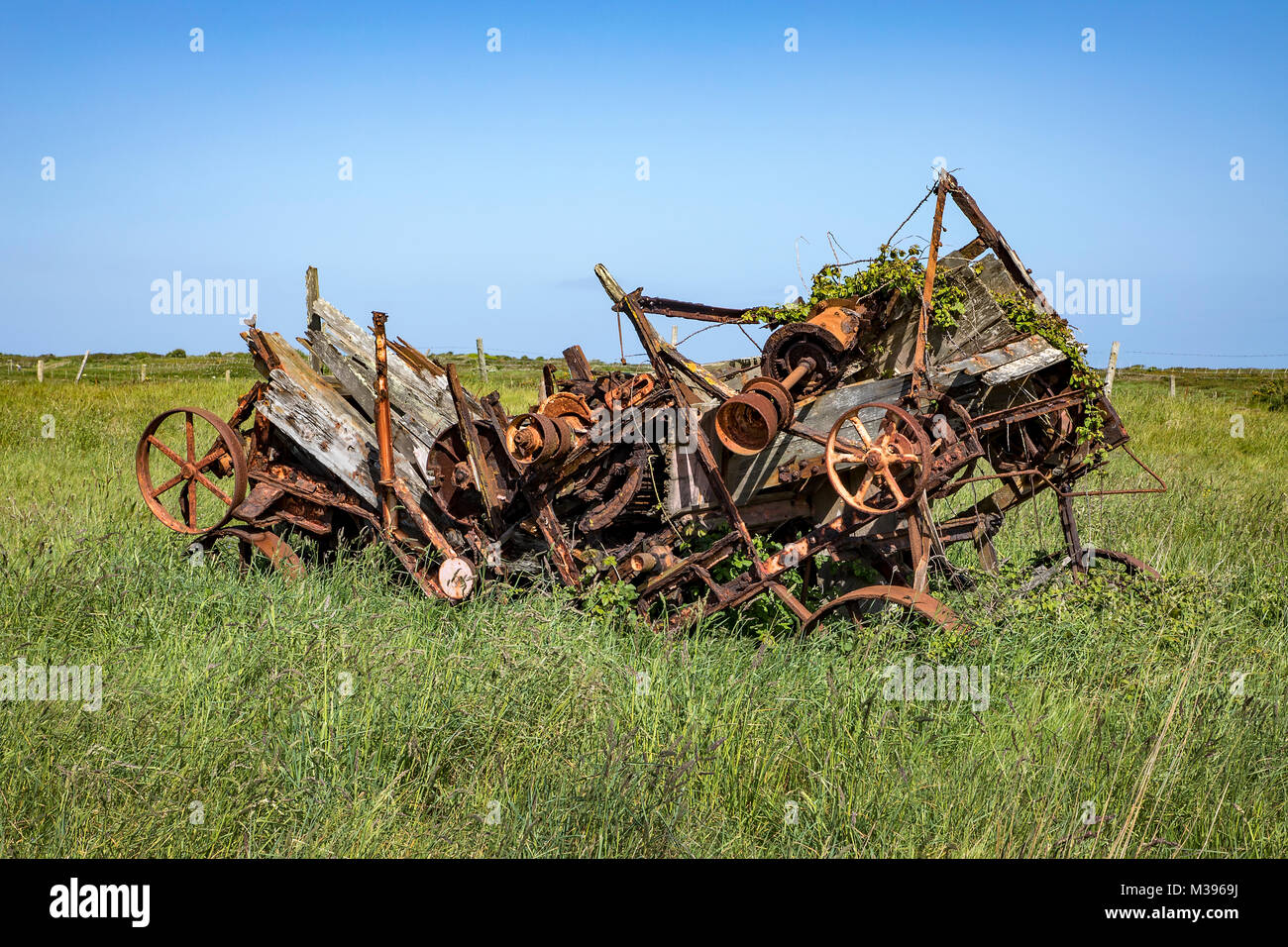 Parc de machines agricoles non maintenu sur l'île d'Aurigny Banque D'Images