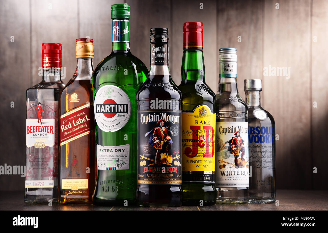 POZNAN, Pologne - 15 déc 2017 : bouteilles de liqueur mondiale y compris marques assorties Martini, Johnnie Walker, le capitaine Morgan, Absolut, Beefeater un Banque D'Images