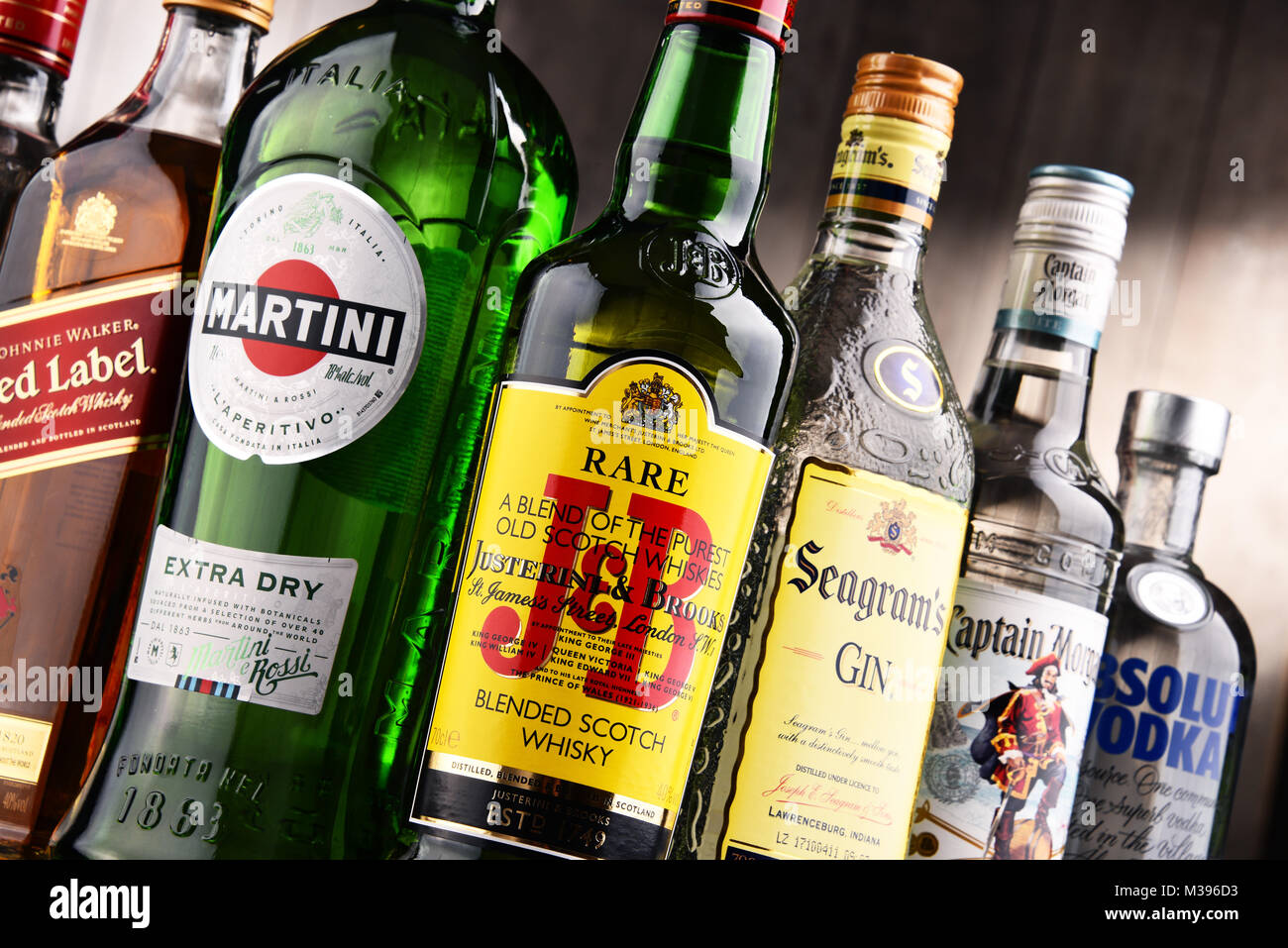 POZNAN, Pologne - 15 déc 2017 : bouteilles de liqueur mondiale y compris marques assorties Martini, Johnnie Walker, le capitaine Morgan, Absolut Vodka, Seagram et Banque D'Images
