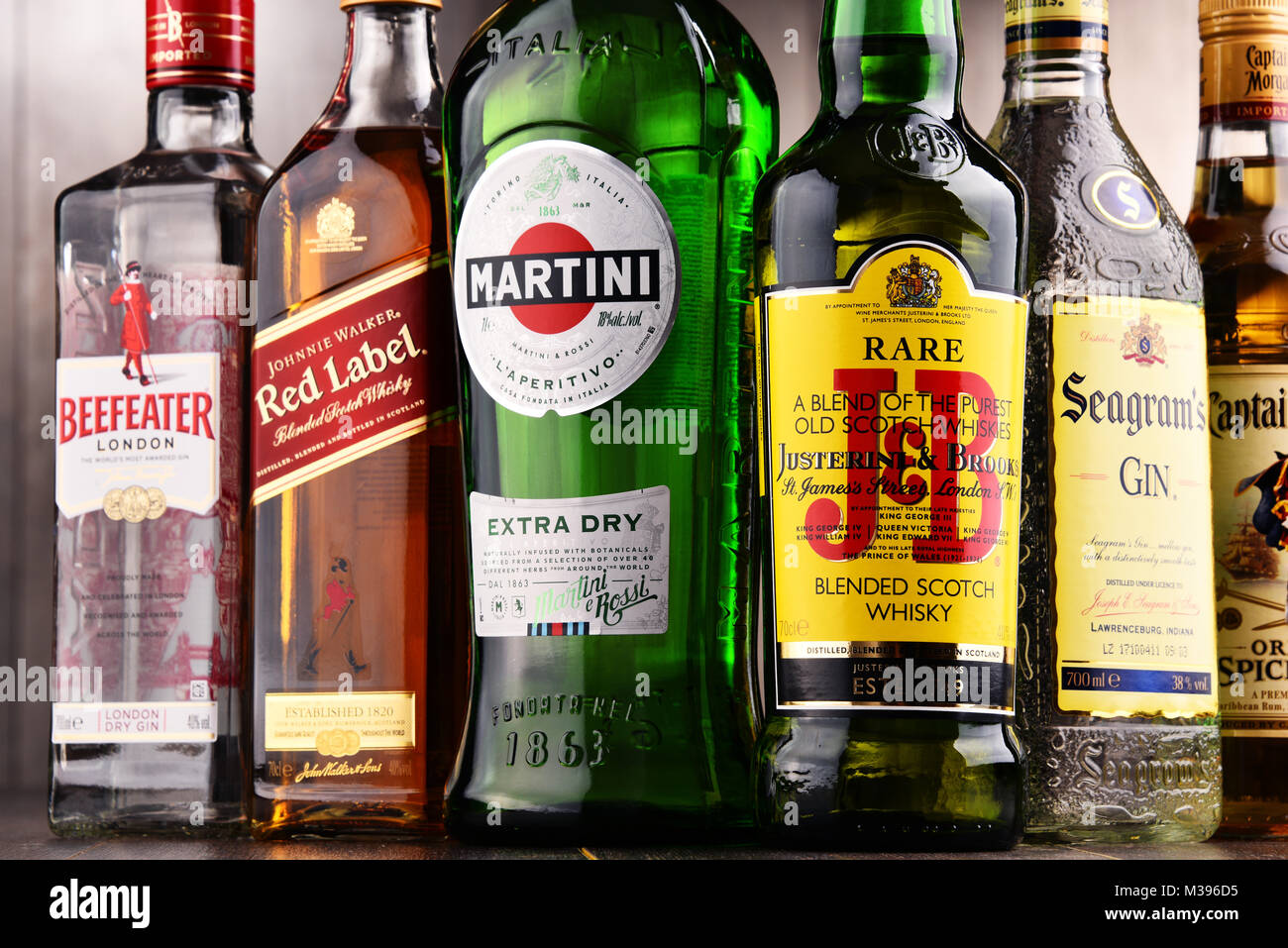 POZNAN, Pologne - 15 déc 2017 : bouteilles de liqueur mondiale y compris marques assorties Martini, Johnnie Walker, le capitaine Morgan, Beefeater, Seagram et JB Banque D'Images