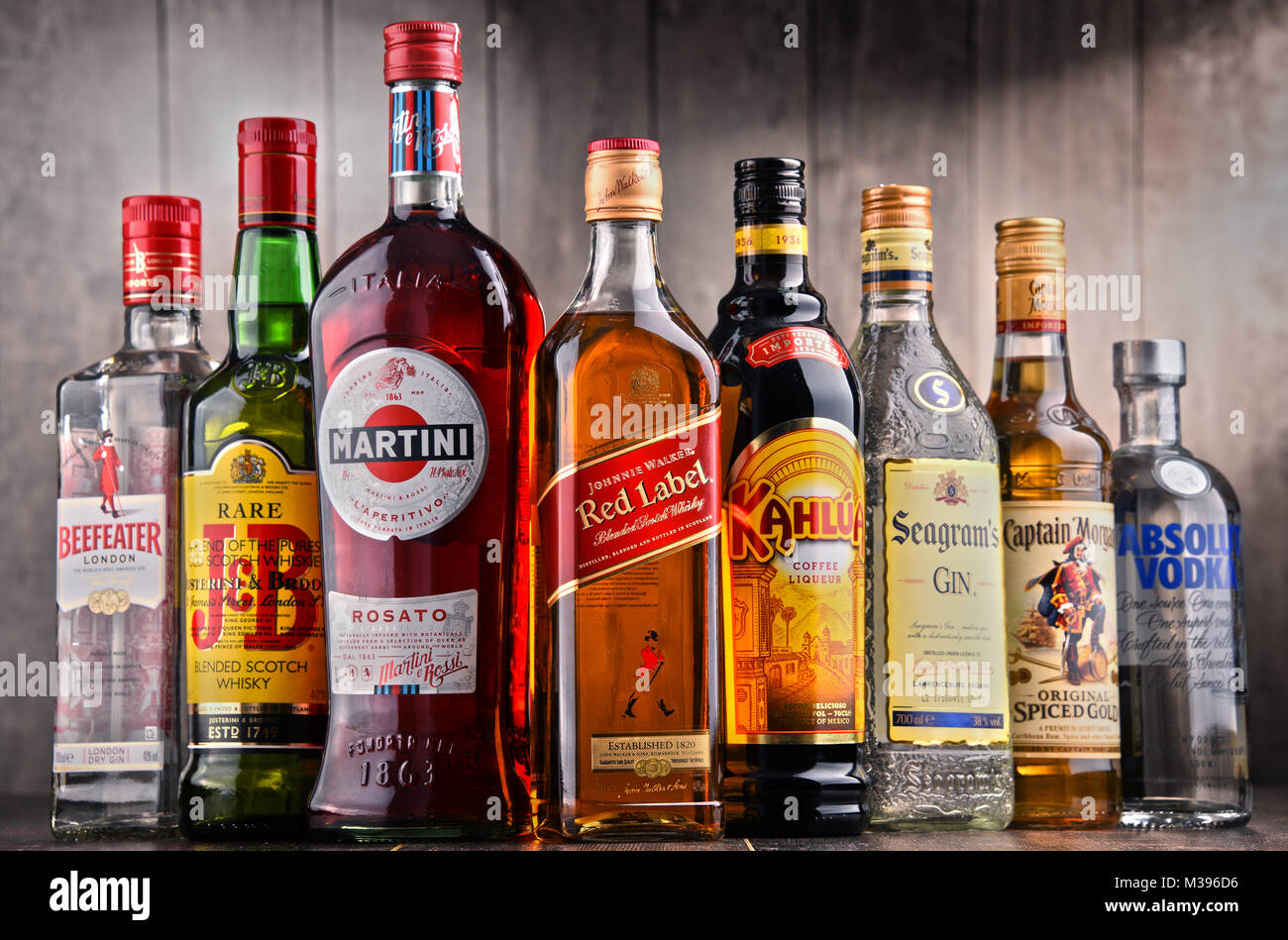 POZNAN, Pologne - 15 déc 2017 : bouteilles de liqueur mondiale y compris marques assorties Martini, Johnnie Walker, le capitaine Morgan, Beefeater, Absolut Vodka, S Banque D'Images