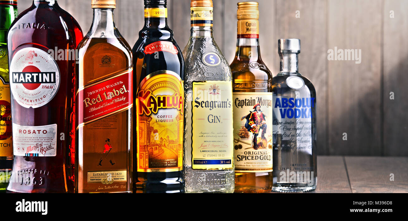 POZNAN, Pologne - 15 déc 2017 : bouteilles de liqueur mondiale y compris marques assorties Martini, Johnnie Walker, le capitaine Morgan, Absolut Vodka, Seagram et Banque D'Images