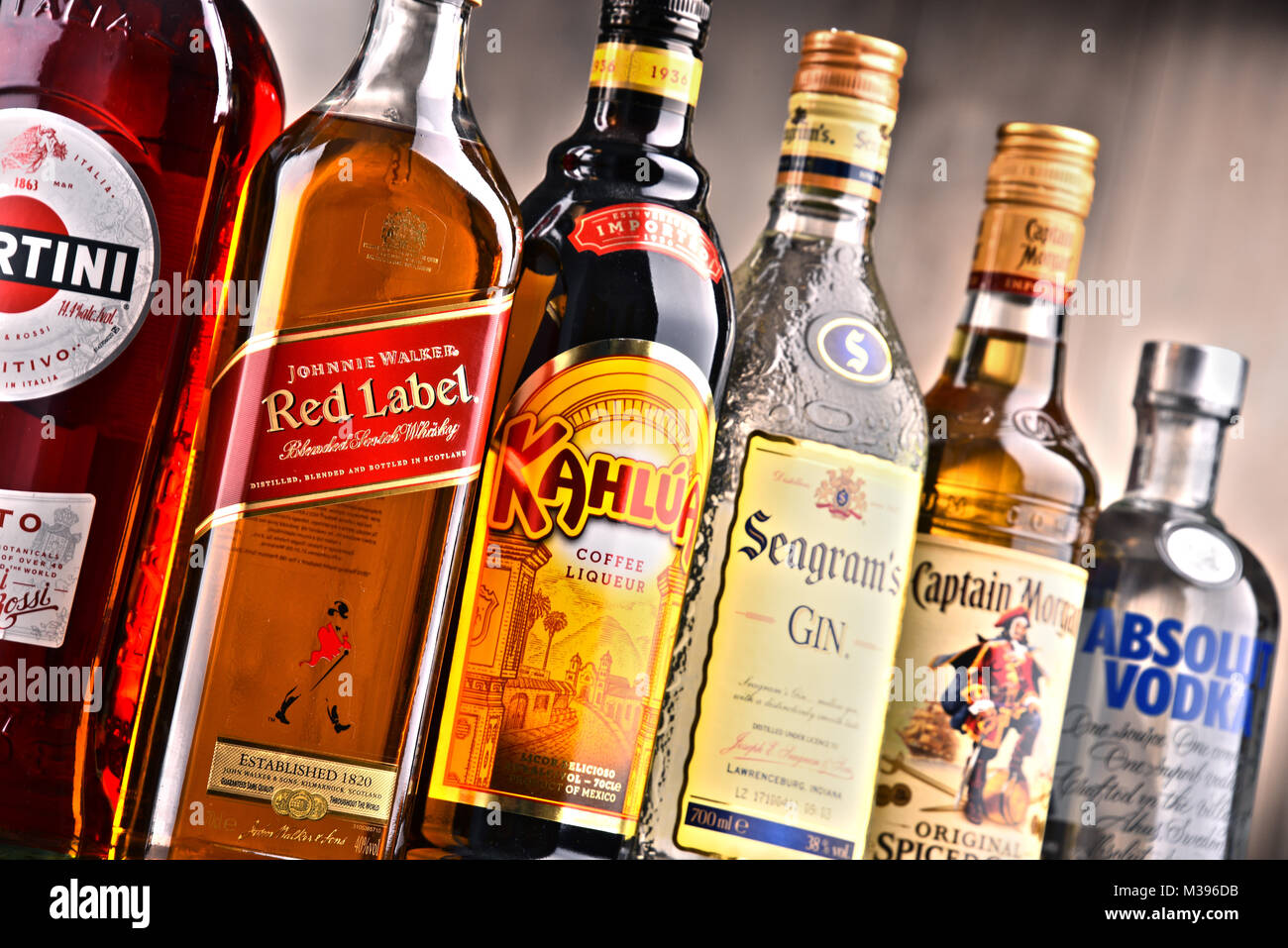 POZNAN, Pologne - 15 déc 2017 : bouteilles de liqueur mondiale y compris marques assorties Martini, Johnnie Walker, le capitaine Morgan, Absolut Vodka, Seagram et Banque D'Images