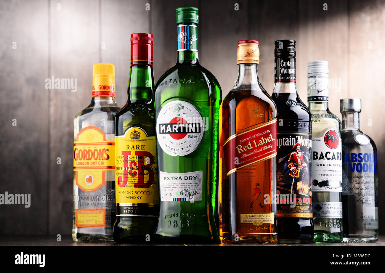 POZNAN, Pologne - 15 déc 2017 : bouteilles de liqueur mondiale y compris marques assorties Martini, Johnnie Walker, le capitaine Morgan, Beefeater, Absolut Vodka, B Banque D'Images