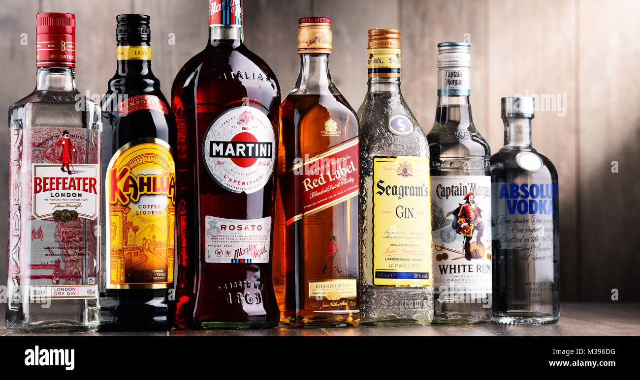 POZNAN, Pologne - 15 déc 2017 : bouteilles de liqueur mondiale y compris marques assorties Martini, Johnnie Walker, le capitaine Morgan, Beefeater, Absolut Vodka, S Banque D'Images