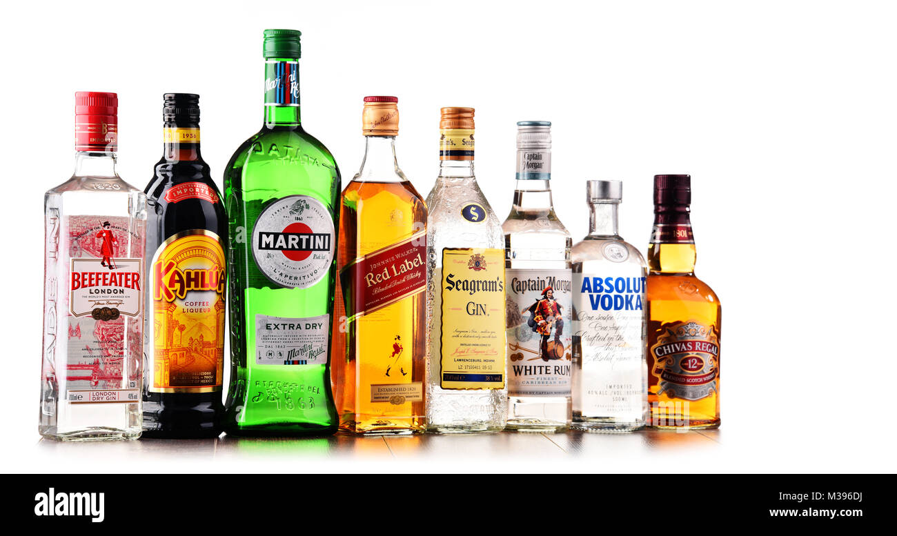 POZNAN, Pologne - 15 déc 2017 : bouteilles de liqueur mondiale y compris marques assorties Martini, Johnnie Walker, le capitaine Morgan, Beefeater, Absolut Vodka, S Banque D'Images