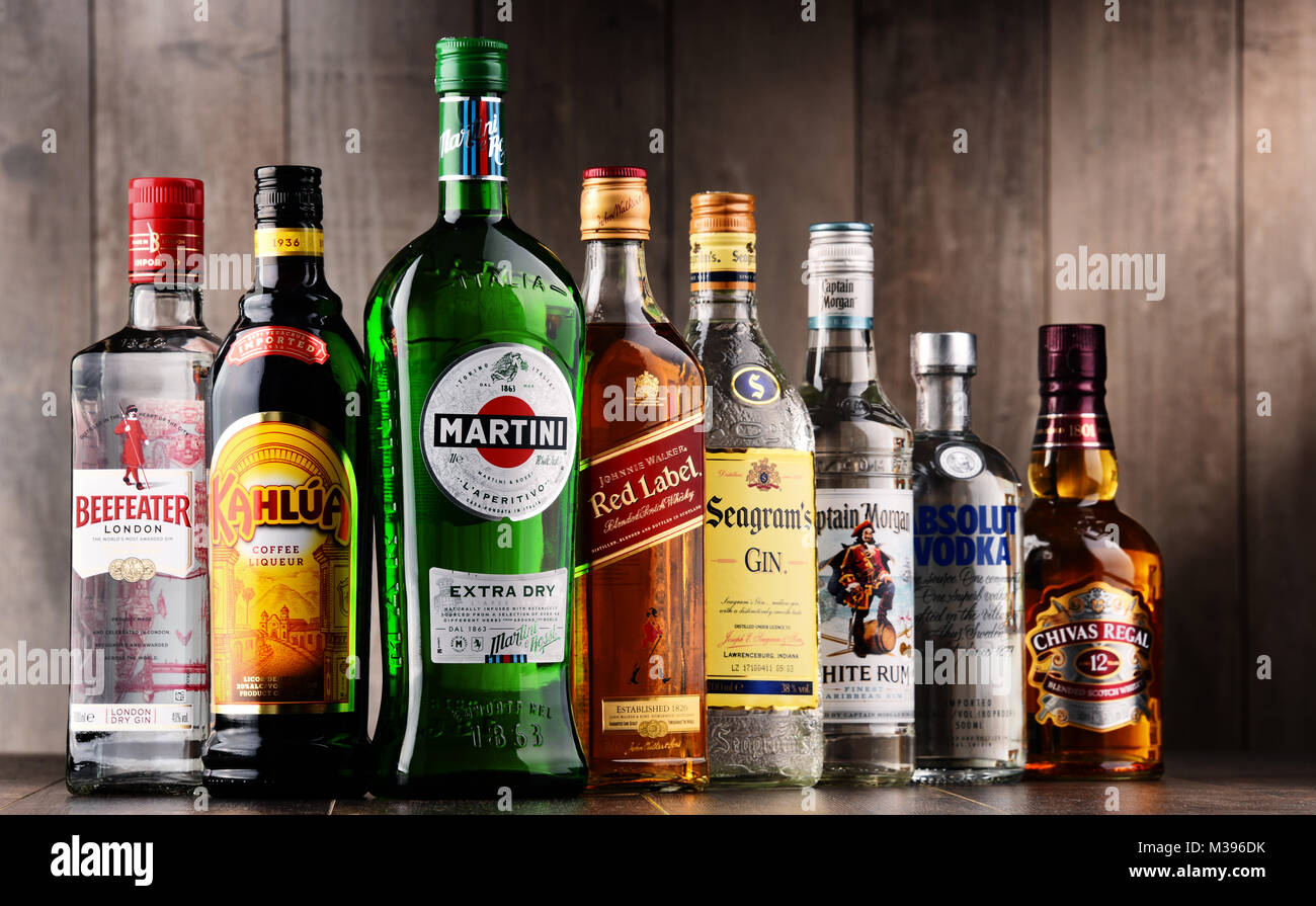 POZNAN, Pologne - 15 déc 2017 : bouteilles de liqueur mondiale y compris marques assorties Martini, Johnnie Walker, le capitaine Morgan, Beefeater, Absolut Vodka, S Banque D'Images