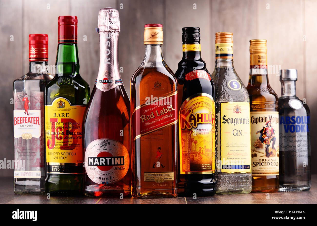 POZNAN, Pologne - 15 déc 2017 : bouteilles de liqueur mondiale y compris marques assorties Martini, Johnnie Walker, le capitaine Morgan, Beefeater, Absolut Vodka, S Banque D'Images