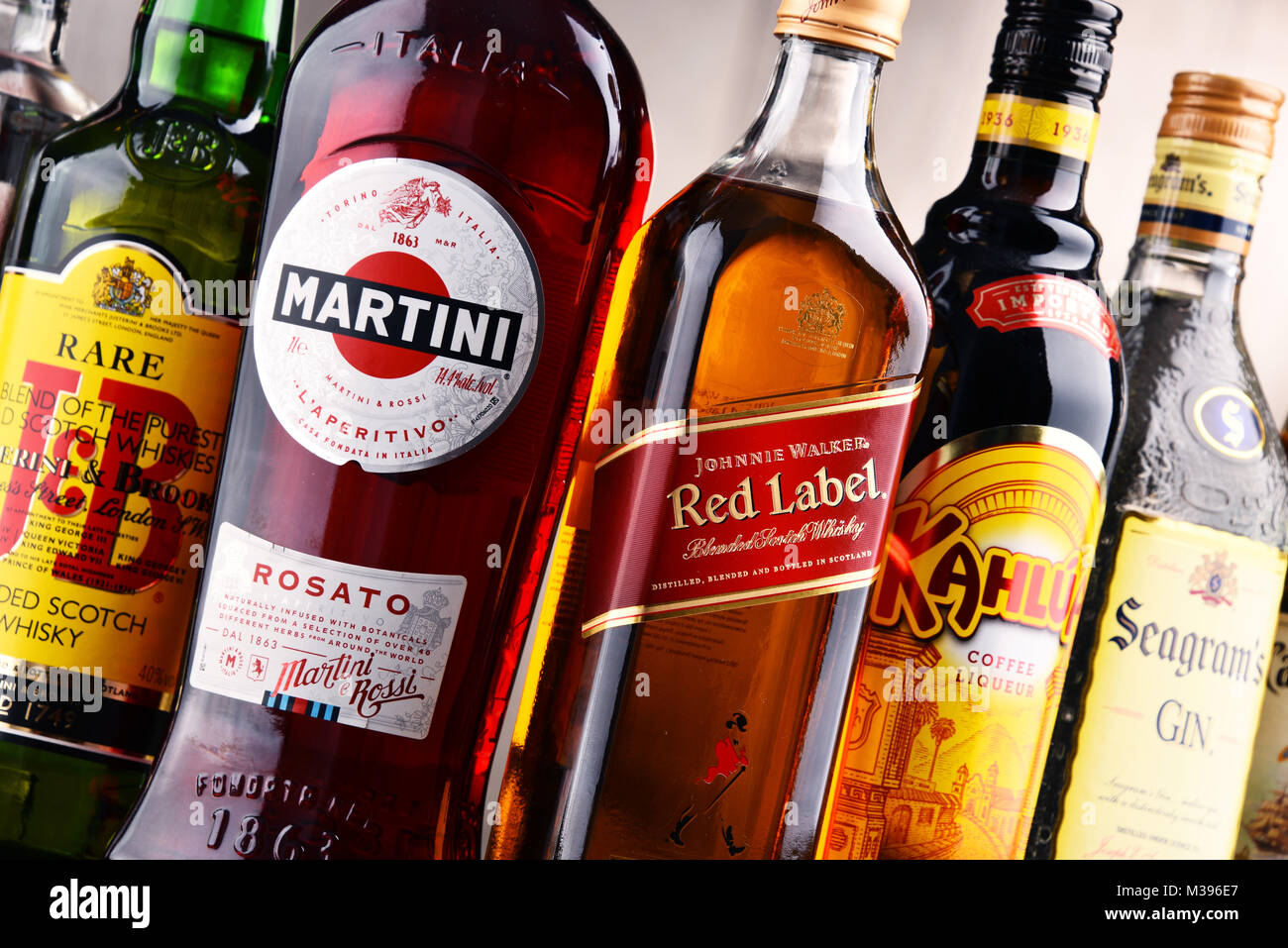 POZNAN, Pologne - 15 déc 2017 : bouteilles de liqueur mondiale y compris marques assorties Martini, Johnnie Walker, le capitaine Morgan, Beefeater, Seagram et J B Banque D'Images