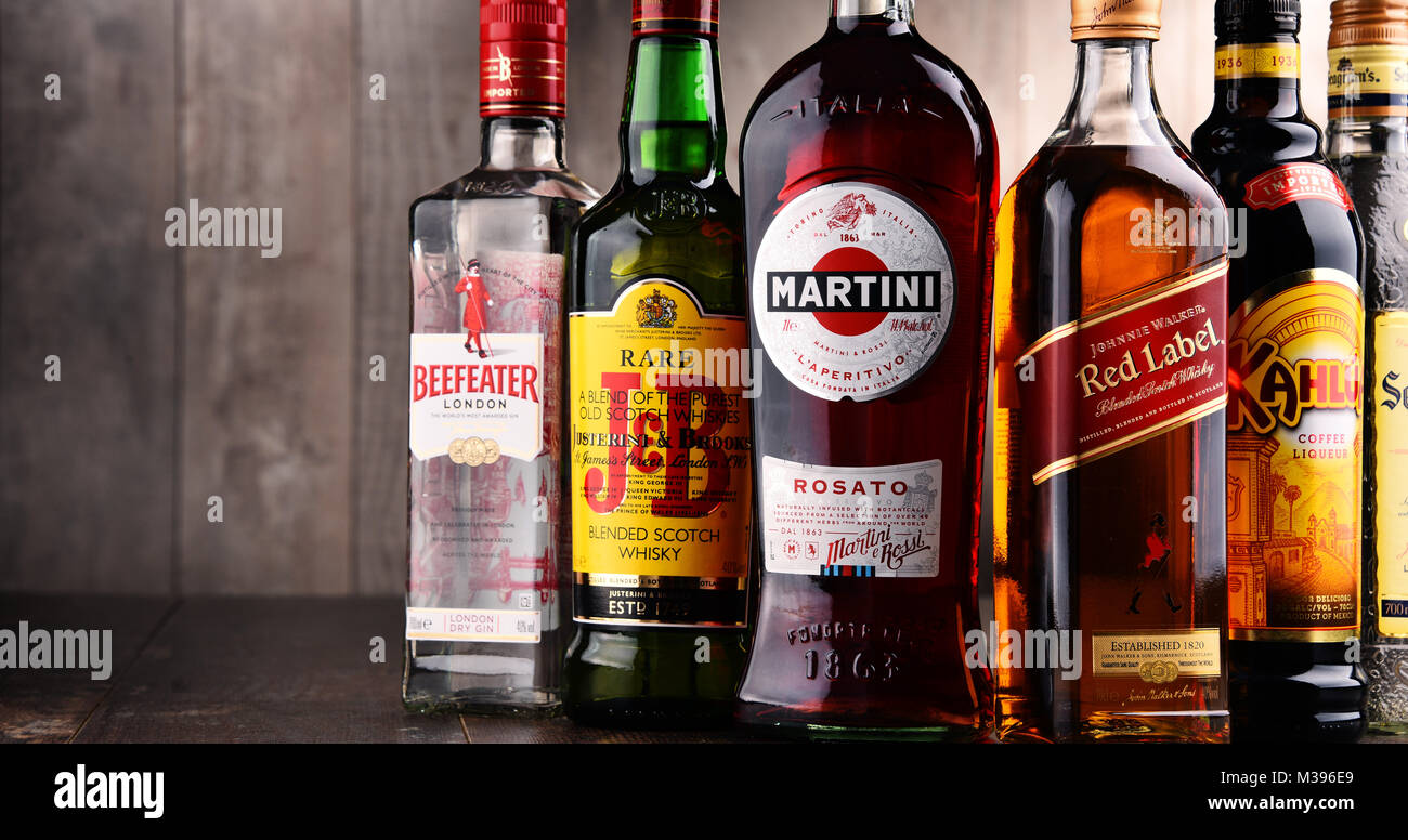 POZNAN, Pologne - 15 déc 2017 : bouteilles de liqueur mondiale y compris marques assorties Martini, Johnnie Walker, le capitaine Morgan, Beefeater, Seagram et J B Banque D'Images