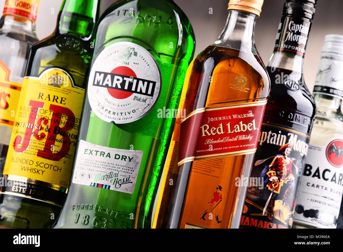 POZNAN, Pologne - 15 déc 2017 : bouteilles de liqueur mondiale y compris marques assorties Martini, Johnnie Walker, le capitaine Morgan, Bacardi Banque D'Images