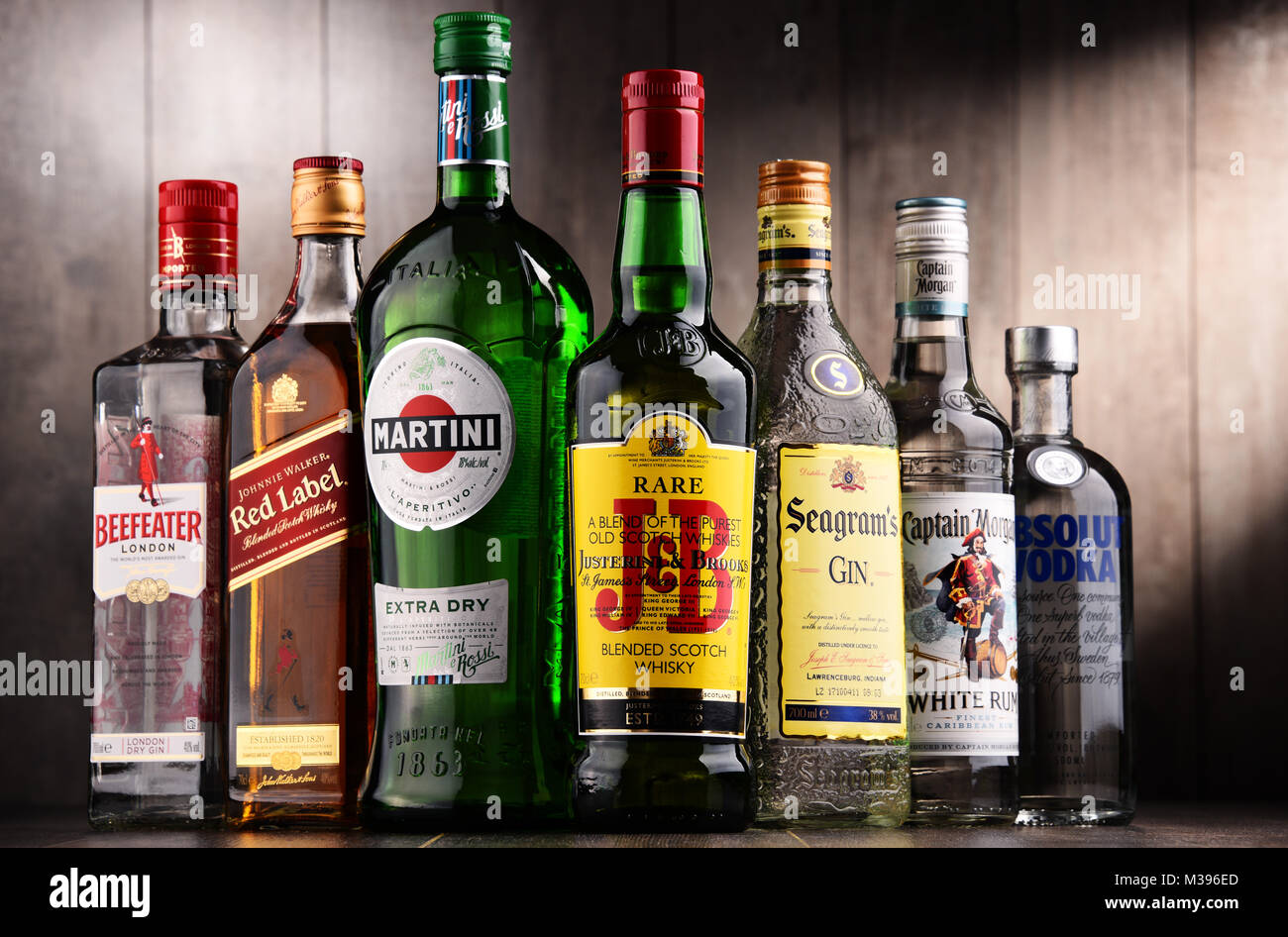 POZNAN, Pologne - 15 déc 2017 : bouteilles de liqueur mondiale y compris marques assorties Martini, Johnnie Walker, le capitaine Morgan, Absolut, Beefeater un Banque D'Images