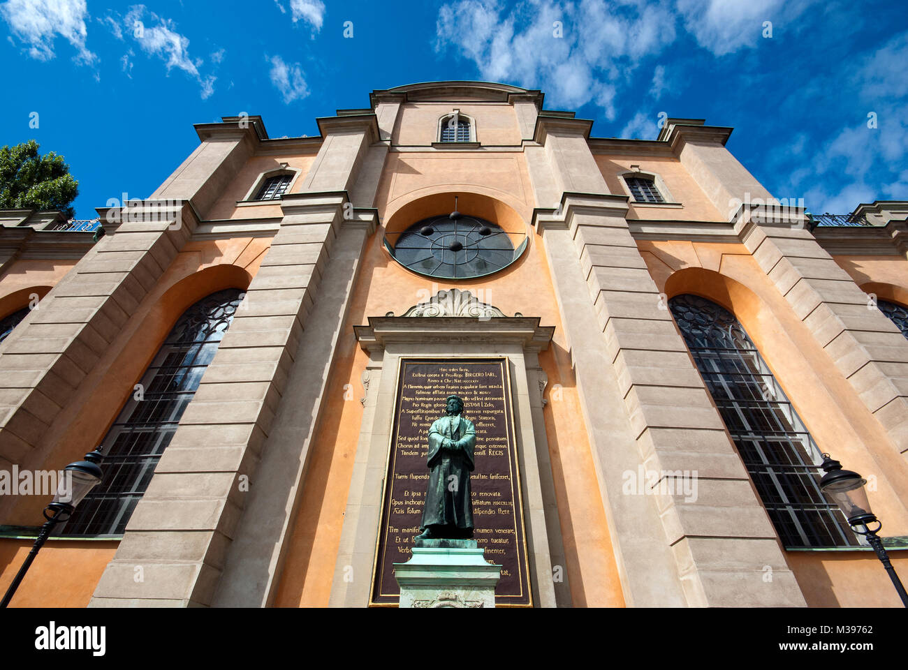 Façade de Storkyrkan (xiiie siècle) avec statue en bronze d'Olaus Petri (1493-1552), Gamla Stan, Stockholm, Suède Banque D'Images