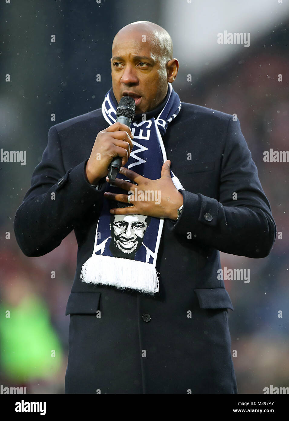 Footballeur retraité Dion Dublin s'adresse à la foule lors d'un hommage à Cyrille Regis Banque D'Images