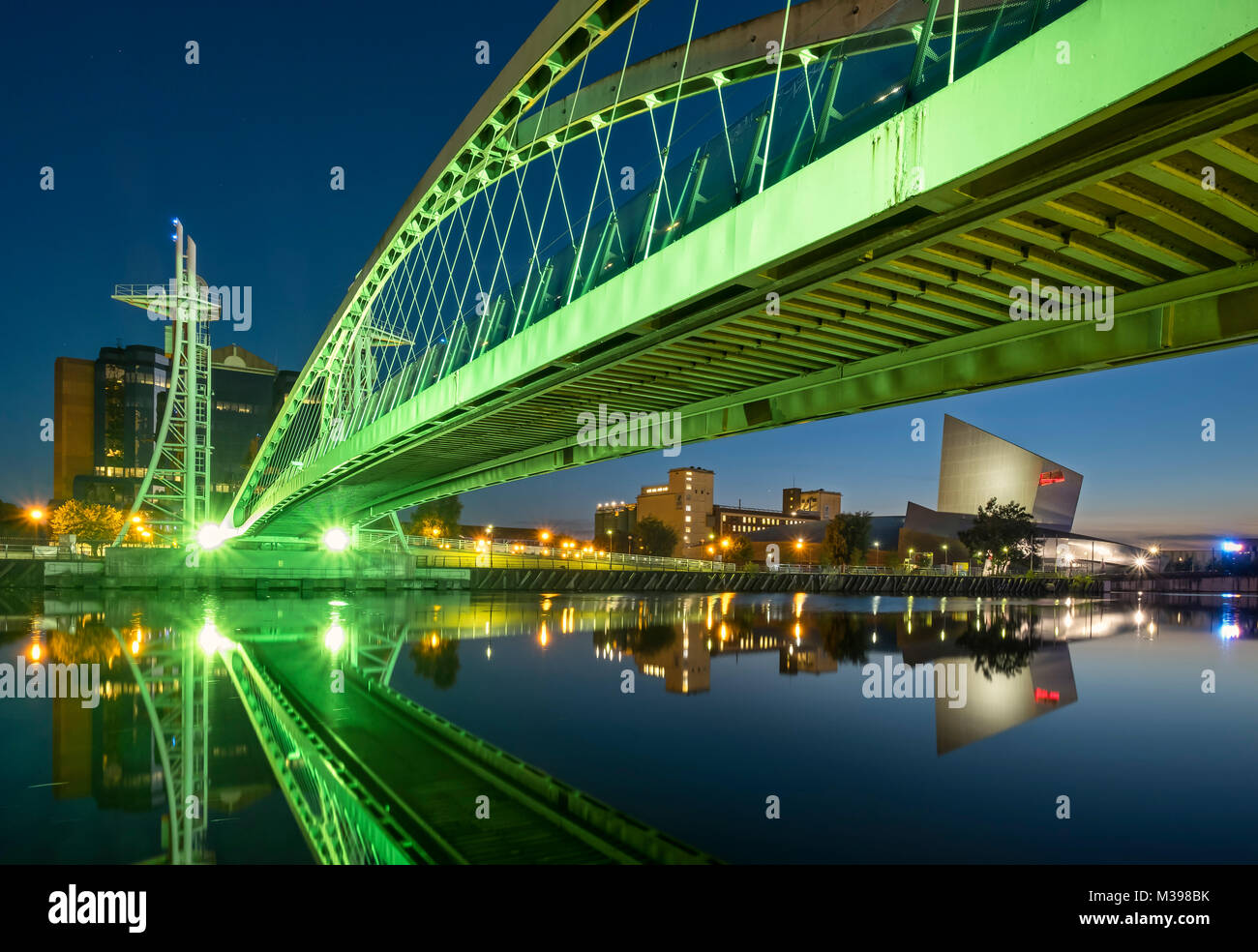 Lowry Passerelle et Imperial War Museum North la nuit, Salford, Greater Manchester, Angleterre, RU Banque D'Images