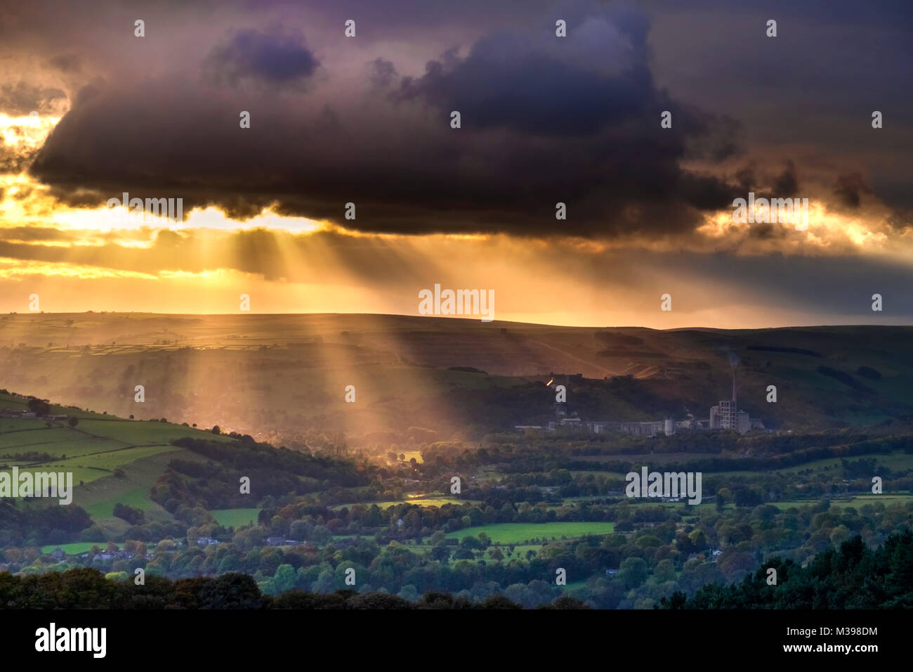 Rayons crépusculaires sur l'espoir Valley, parc national de Peak District, Derbyshire, Angleterre, RU Banque D'Images