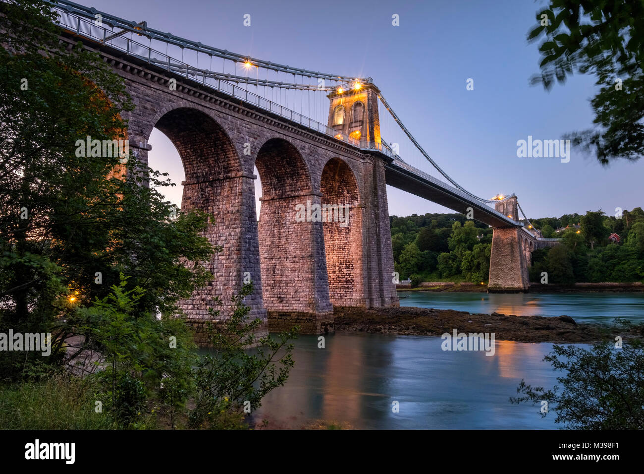 Le détroit de Menai Menai Bridge et à l'aube, Anglesey, au nord du Pays de Galles, Royaume-Uni Banque D'Images