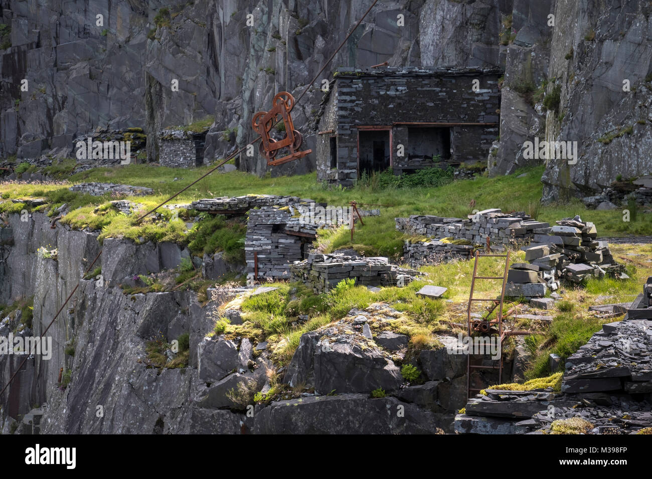 Vieille Mine machines de travail et échelles d'accès, Dinorwic Ardoise, Parc National de Snowdonia, le Nord du Pays de Galles, Royaume-Uni Banque D'Images
