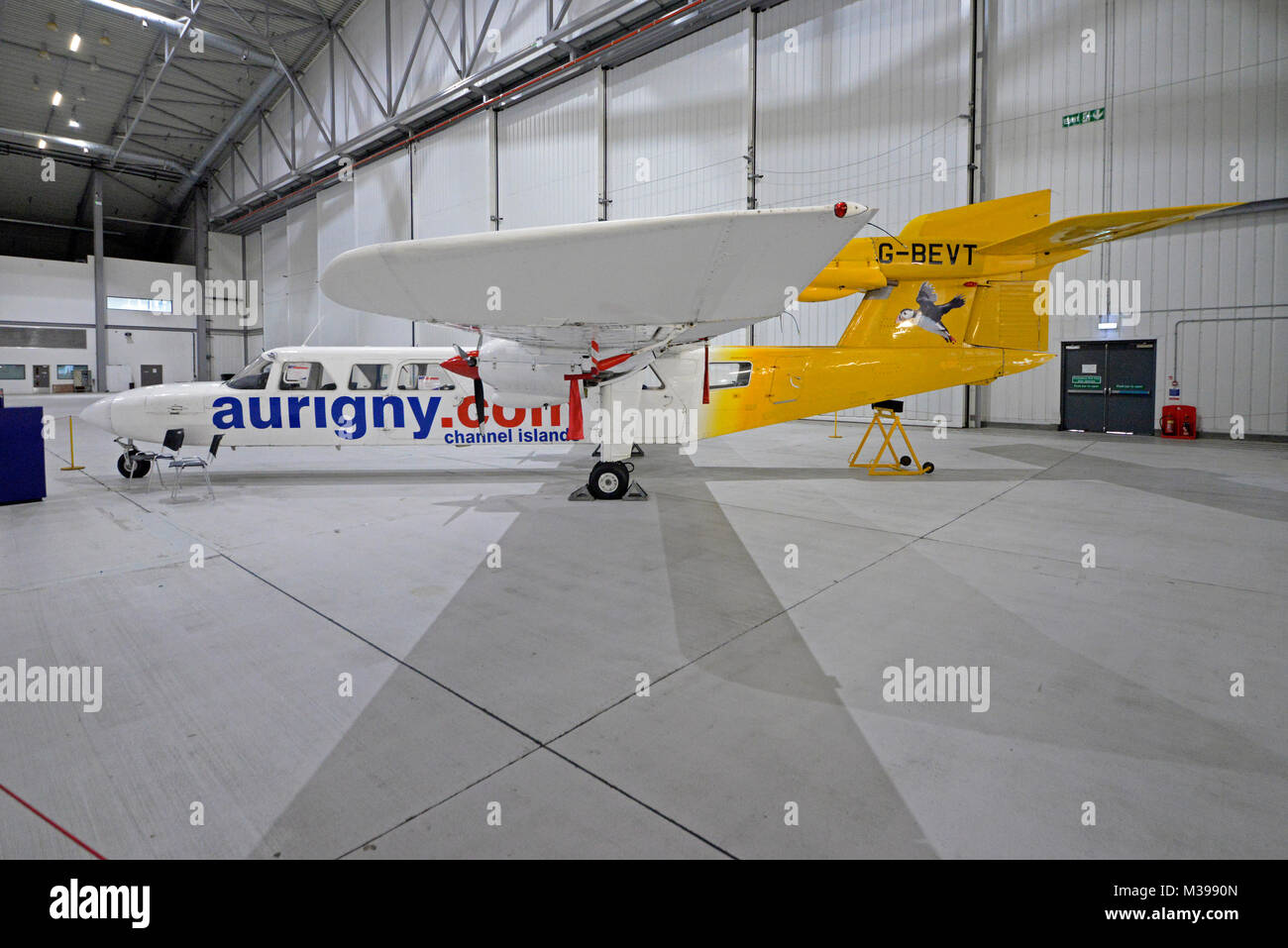 https://c8.alamy.com/compfr/m3990n/britten-norman-bn-2a-et-g-trislander-bevt-preserves-dans-imperial-war-museum-duxford-m3990n.jpg