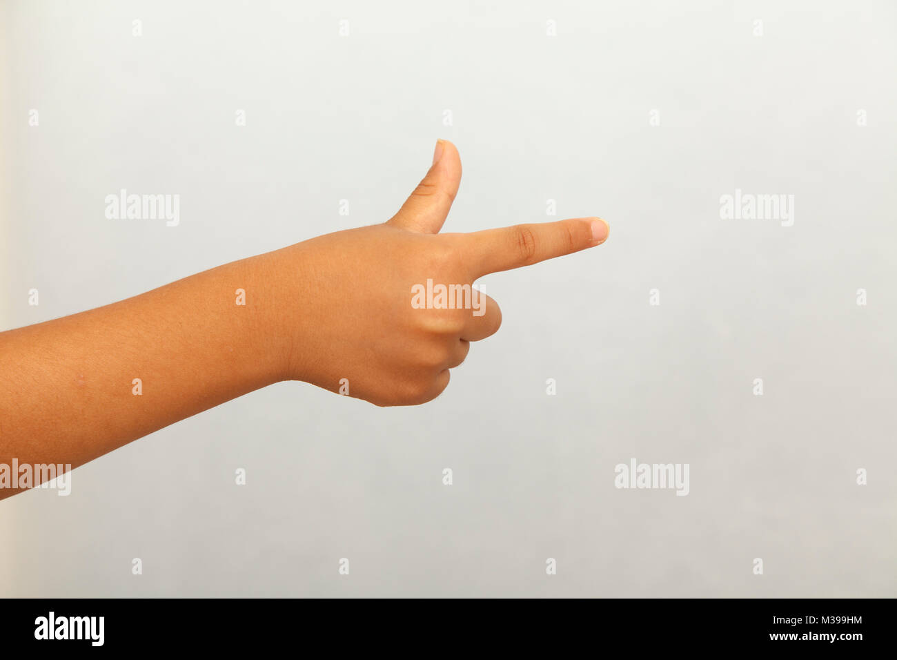 La main d'un enfant pointant dans la direction Banque D'Images