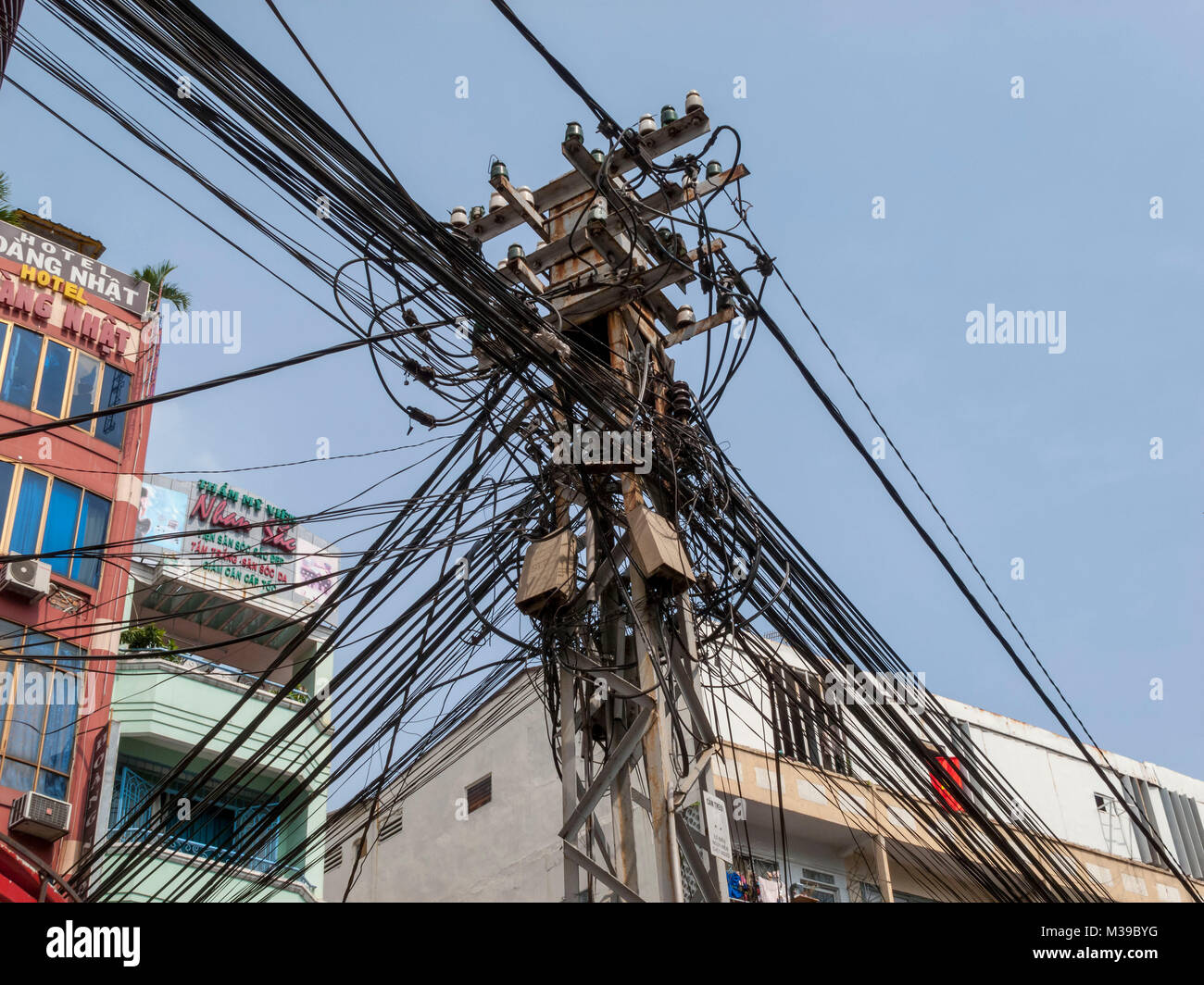 Téléphone et lignes électriques à Saigon, Ho Chi Minh City, Vietnam Banque D'Images