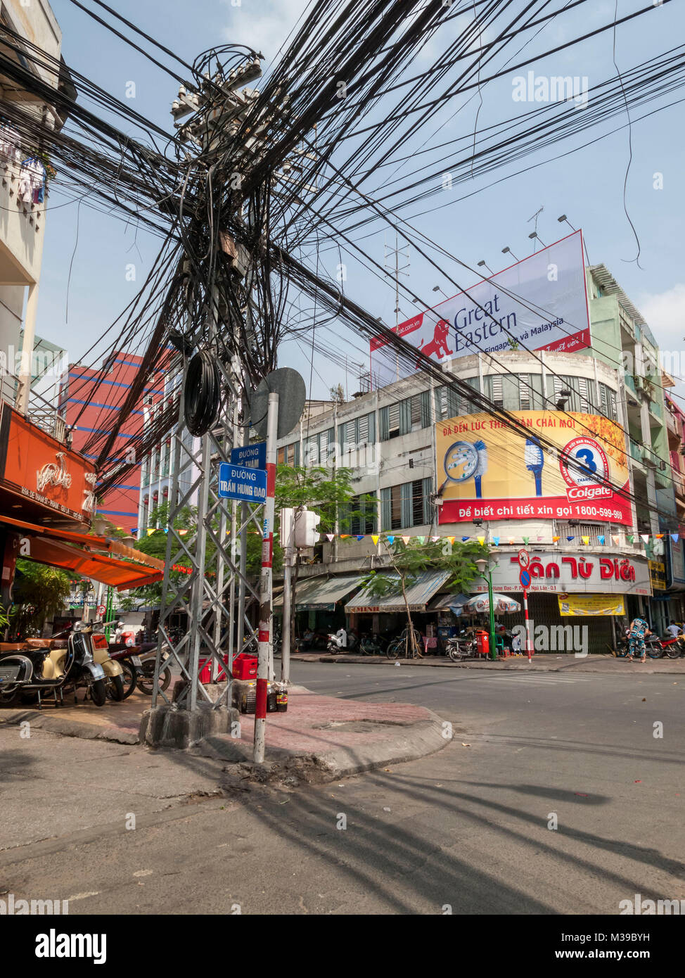 Lignes électriques et téléphoniques dans la région de Saigon, Ho Chi Minh City, Vietnam Banque D'Images