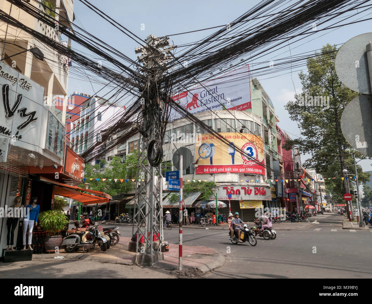 Lignes électriques et téléphoniques dans la région de Saigon, Ho Chi Minh City, Vietnam Banque D'Images