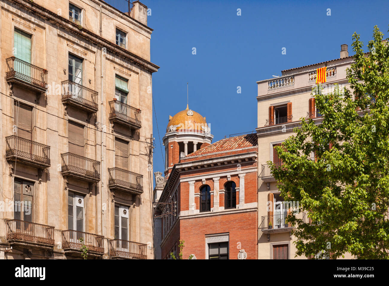 Un coin de la Placa de la Independencia avec le dôme de la Poste, Gérone, Catalogne, Espagne. Banque D'Images