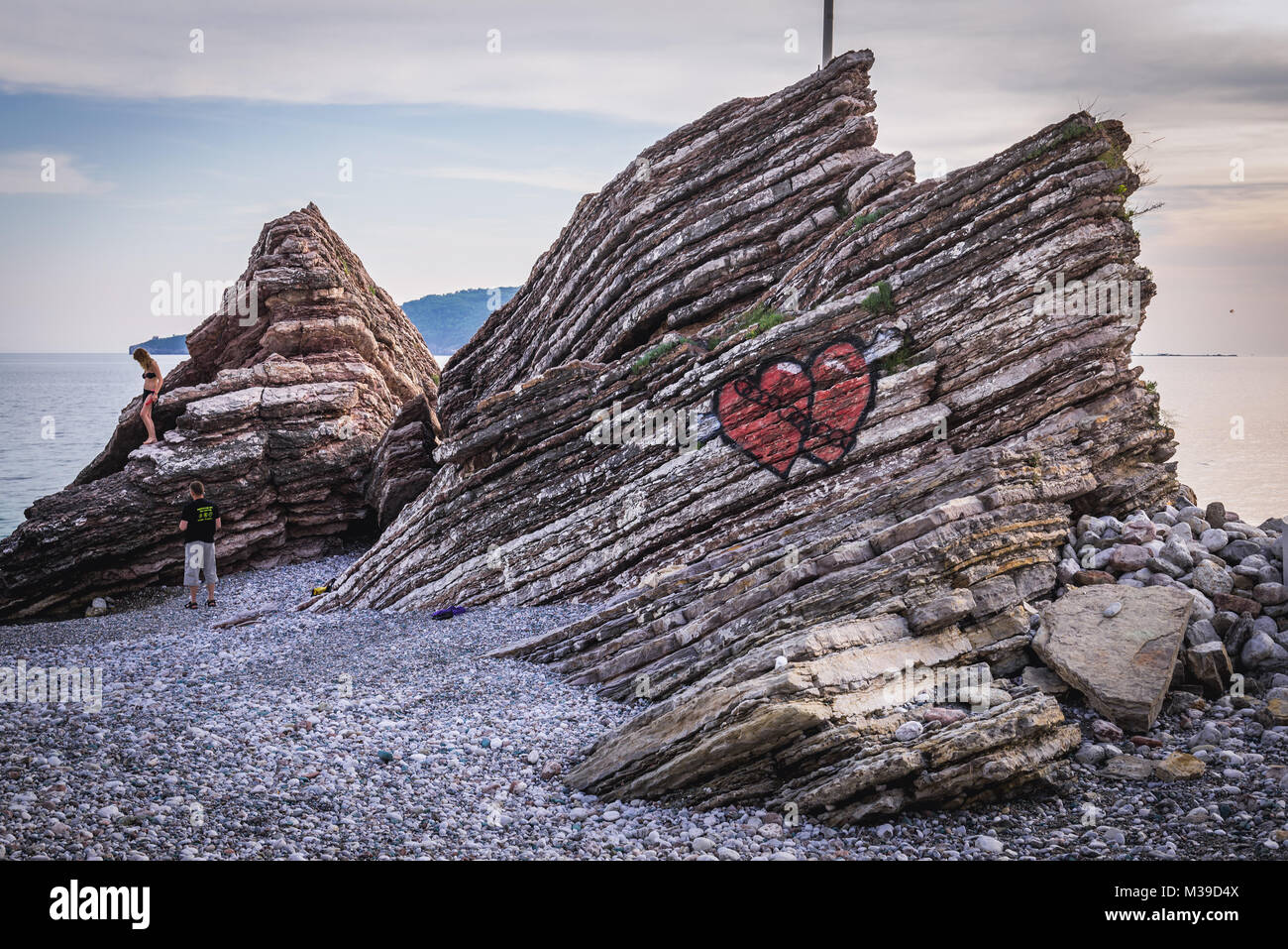 Les roches sédimentaires sur la plage de Rafailovici resort town, une partie de ce qu'on appelle Riviera de Budva, sur la côte de la mer adriatique au Monténégro Banque D'Images