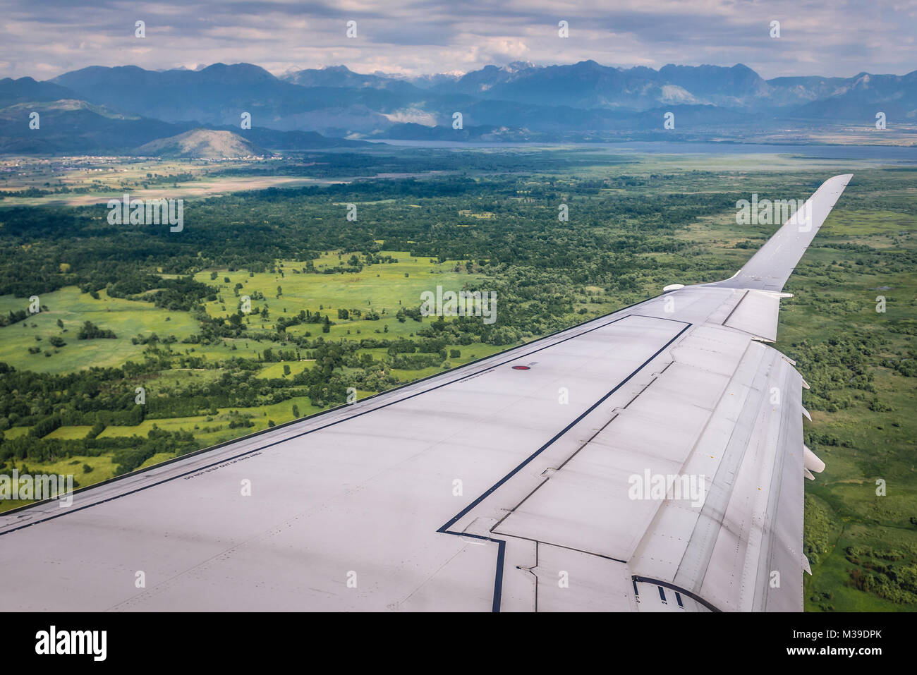 Vue depuis la fenêtre de l'avion sur la plaine de Zeta autour de Podgorica au cours de vol au-dessus de Monténégro Banque D'Images