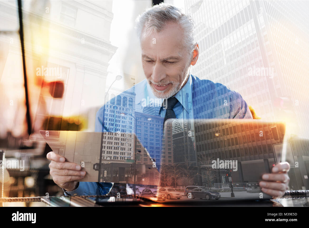 À l'employeur à la recherche d'expérience documents alors assis avec son ordinateur portable Banque D'Images