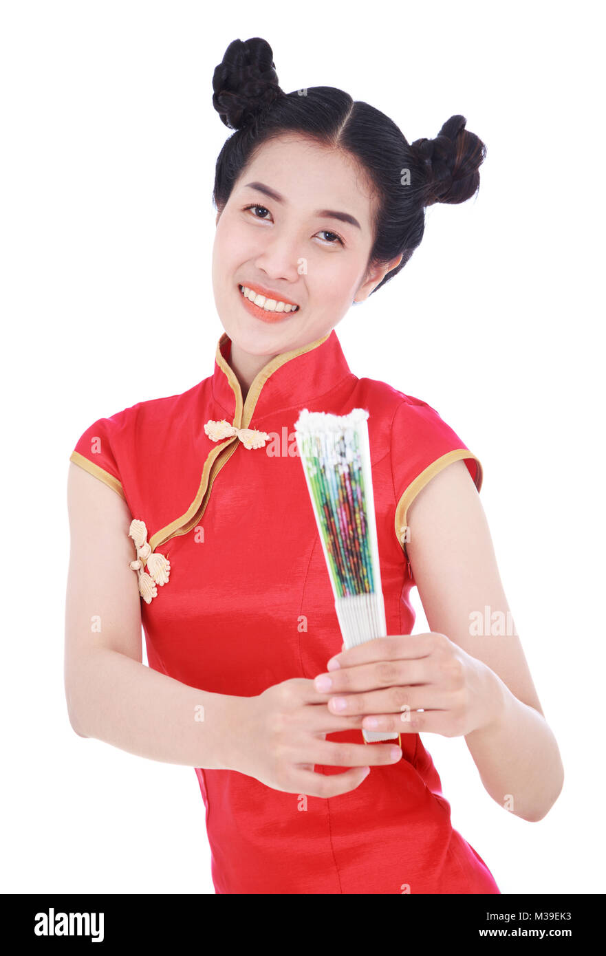 Femme portant robe cheongsam chinois et la tenue d'un ventilateur chinois isolé sur fond blanc Banque D'Images