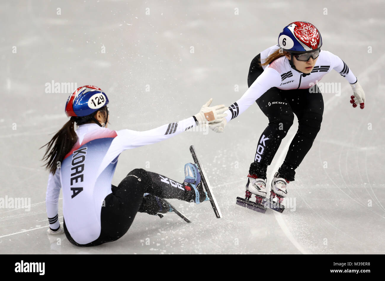 République populaire démocratique de Corée a Minjeong Choi (droite) et Yubin Lee dans la Women's 3000m relais courte piste une chaleur au cours de la première journée de l'occasion des Jeux Olympiques d'hiver 2018 de PyeongChang en Corée du Sud. Banque D'Images