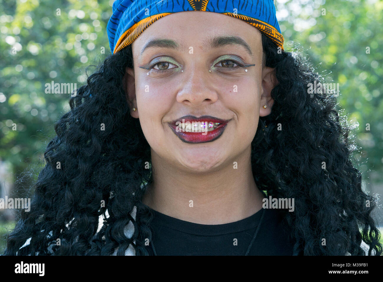 Portrait d'une jolie jeune femme d'origine africaine de l'Ouest qui pratique la religion de l'IFA. Dans la région de Washington Square Park à Manhattan, New York City. Banque D'Images