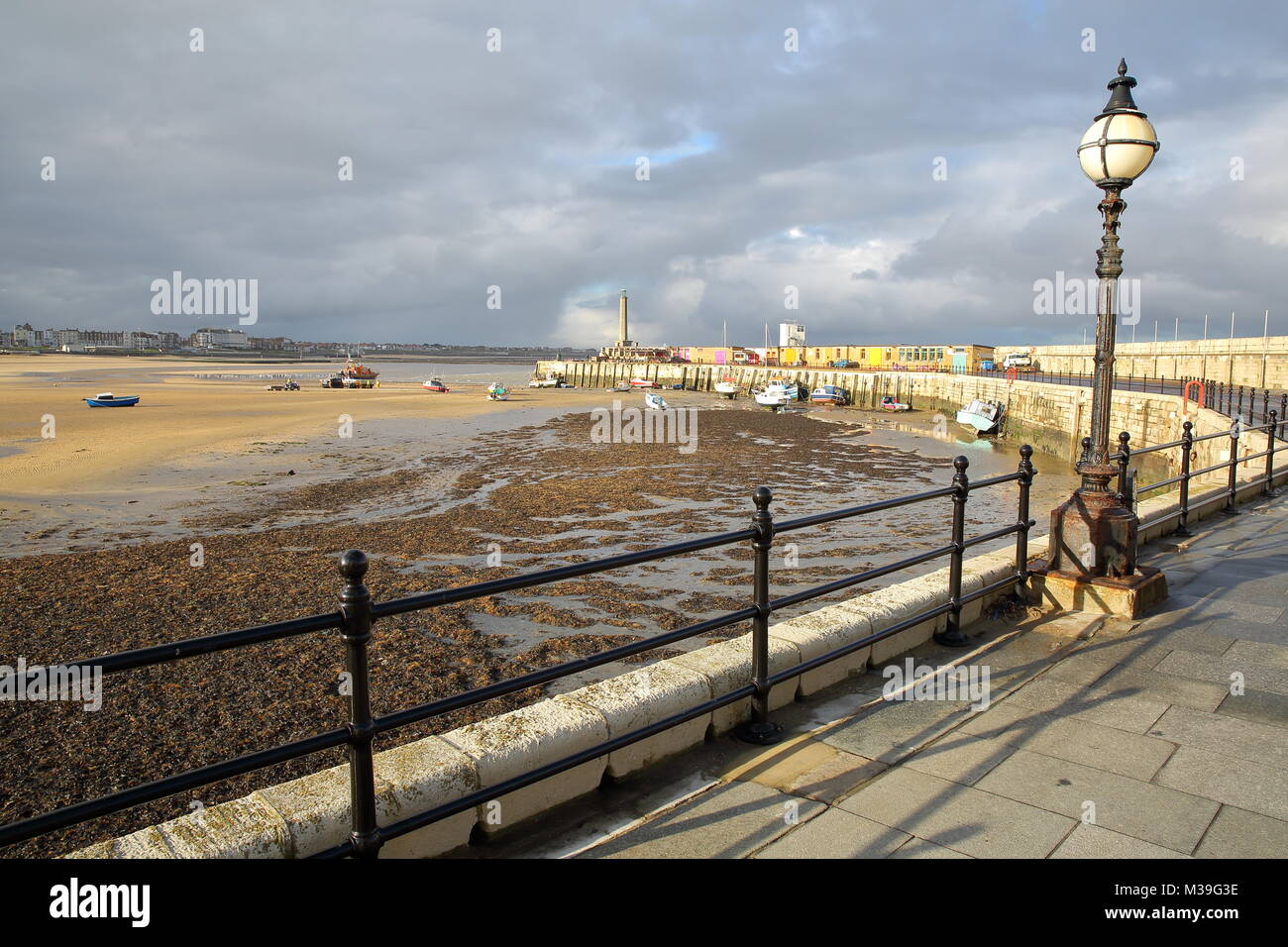 Port de Margate le bras à l'amarrage des bateaux, le phare et la plage à marée basse, Margate, Kent, UK Banque D'Images