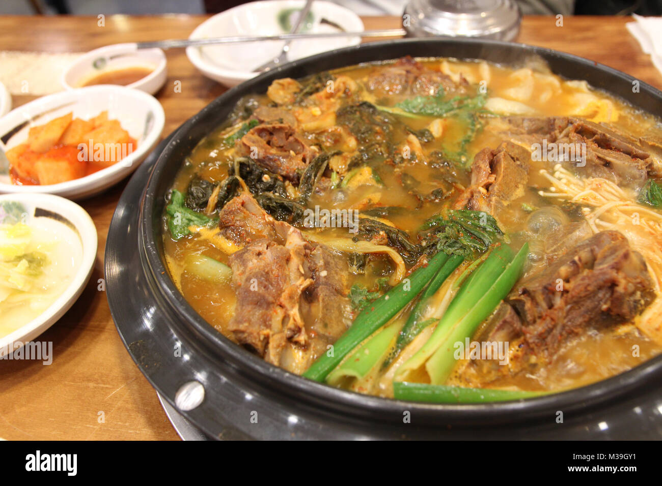 Soupe d'os de porc de la Corée avec la pomme de terre (Gamjatang) et des légumes à au restaurant coréen, Séoul, Corée du Sud Banque D'Images