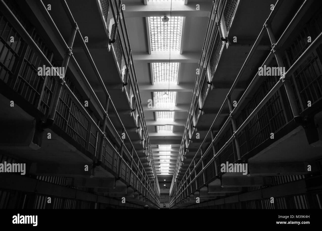 ALCATRAZ, Etats-Unis - 10 JUIN 2015 : couloir de la prison à l'intérieur du pénitencier d'Alcatraz, avec la rangée de chambres Banque D'Images